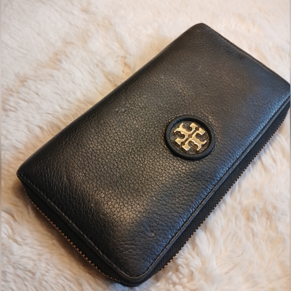 Tory Burch Handbags - Tory Burch Black Leather Wallet